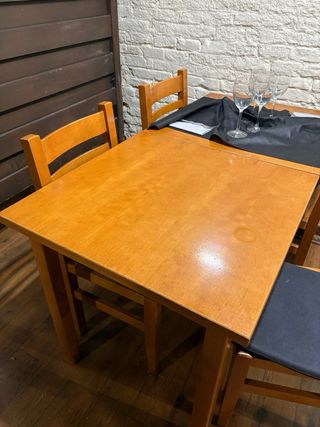 Mesa y sillas de madera