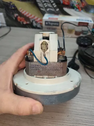 Aspiradora AEG, Motor DOMEL MKM 3323.