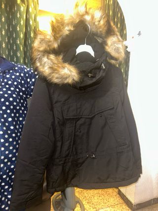 Chaquetón negro con capucha y pelo