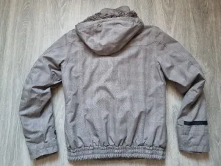 Cazadora gris con capucha