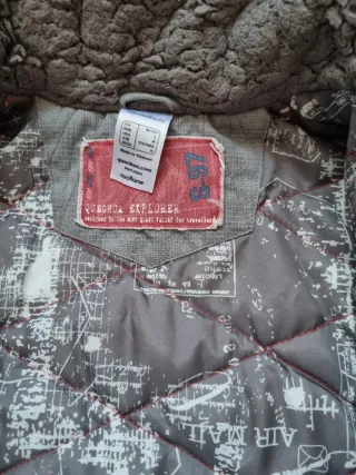 Cazadora gris con capucha