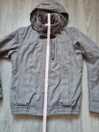 Cazadora gris con capucha