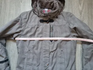 Cazadora gris con capucha