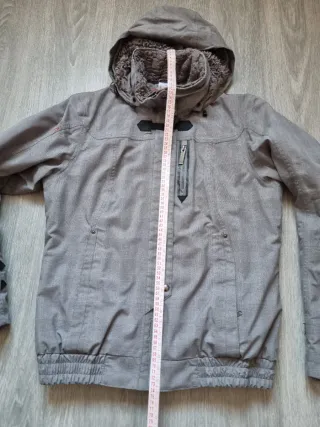 Cazadora gris con capucha