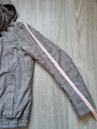 Cazadora gris con capucha