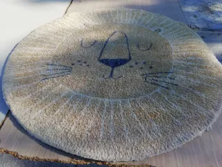Alfombra redonda con diseño de león