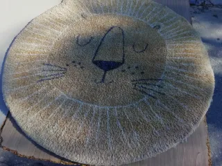 Alfombra redonda con diseño de león
