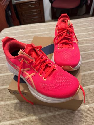 Zapatillas ASICS Gel Kayano 32 Rojas y Doradas