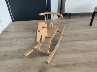 Caballo balancín infantil de madera