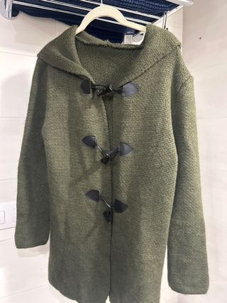 Abrigo de lana verde con botones