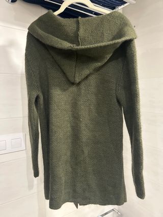 Abrigo de lana verde con botones