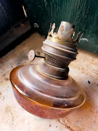 Lámpara quinqué de cristal y metal antigua .