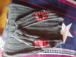 Jersey gris con parches de cuadros