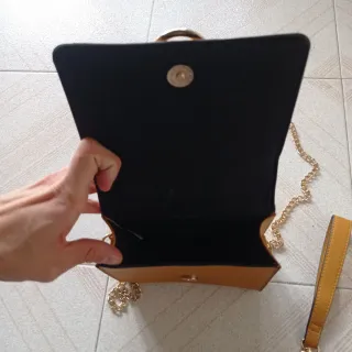 Bolso de mano marrón con detalles dorados