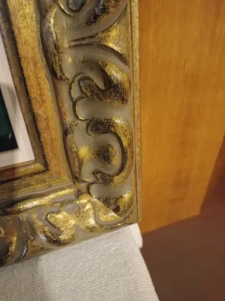 Cuadro con marco de madera dorado