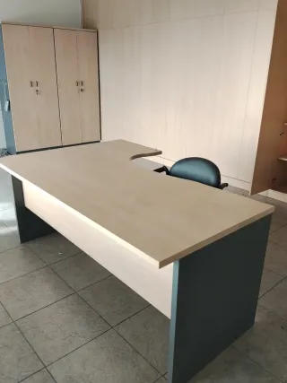 Mesa de oficina y armario