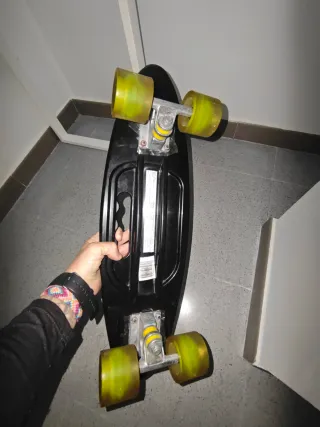 Skate Negro Ruedas Amarillas