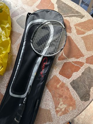 Raqueta de bádminton con funda
