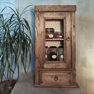 Alacena muy antigua de madera y malla de gallinero