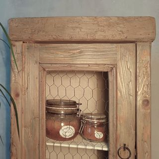 Alacena muy antigua de madera y malla de gallinero