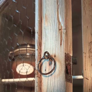 Alacena muy antigua de madera y malla de gallinero