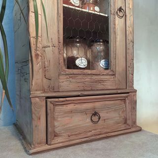 Alacena muy antigua de madera y malla de gallinero