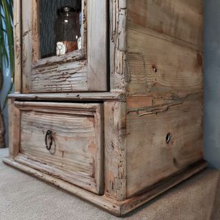 Alacena muy antigua de madera y malla de gallinero