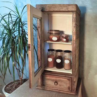 Alacena muy antigua de madera y malla de gallinero