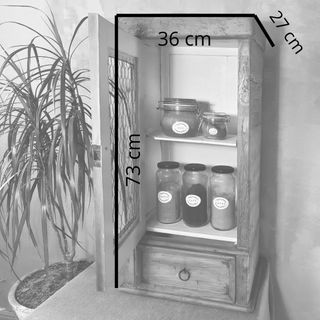 Alacena muy antigua de madera y malla de gallinero