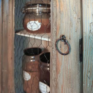 Alacena muy antigua de madera y malla de gallinero