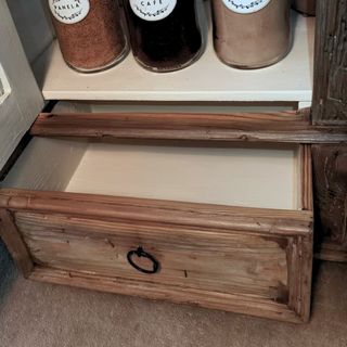 Alacena muy antigua de madera y malla de gallinero