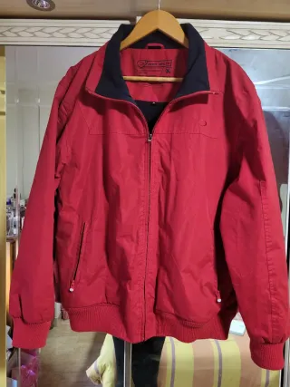 Cazadora John Smith hombre roja