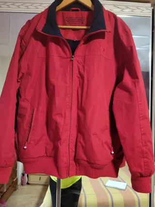 Cazadora John Smith hombre roja