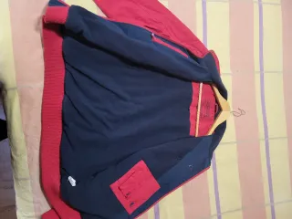 Cazadora John Smith hombre roja