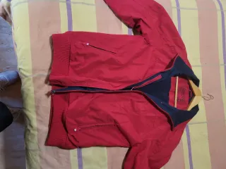 Cazadora John Smith hombre roja