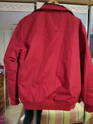 Cazadora John Smith hombre roja