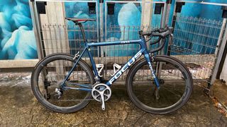 Bicicleta de carretera Focus azul