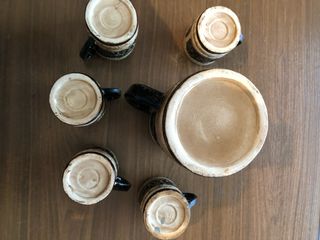 Juego de jarras y vasos de cerámica