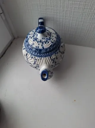 Tetera artesanal azul y blanca