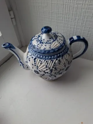 Tetera artesanal azul y blanca