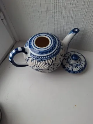 Tetera artesanal azul y blanca