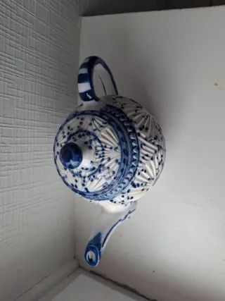 Tetera artesanal azul y blanca