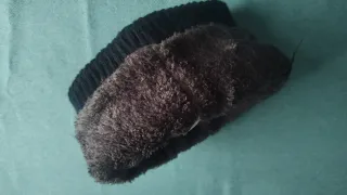 Gorro de lana negro y marrón