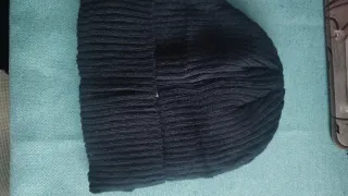 Gorro de lana negro y marrón