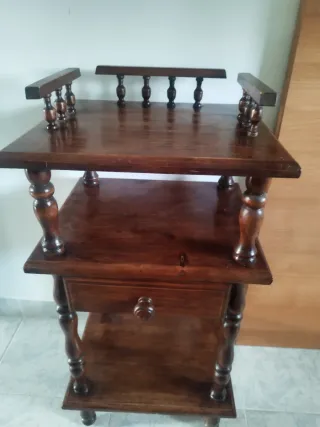 Mesa auxiliar de madera