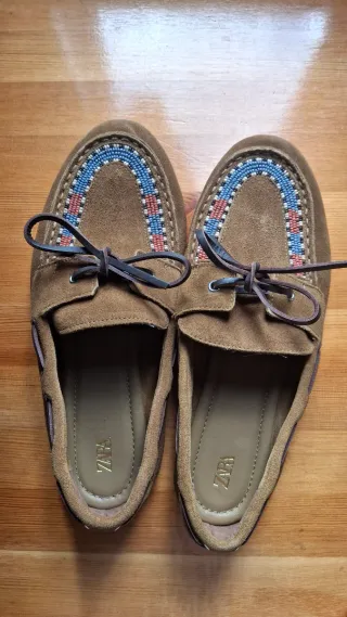 Mocasines ZARA Marrones con Detalles Multicolor