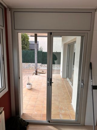 Balconera corredera de aluminio gris