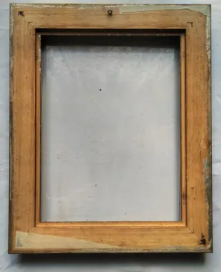 Marco de madera plateado tallado