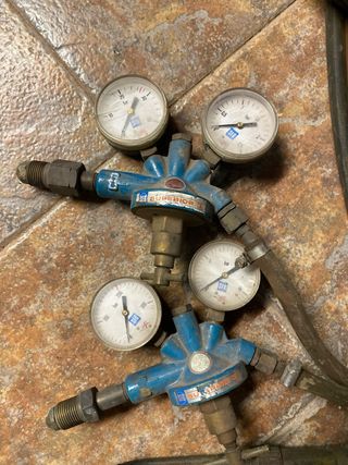 Soplete de corte con mangueras y manómetros