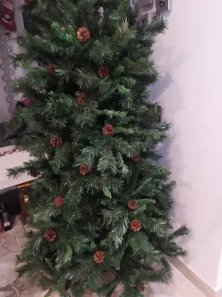 Árbol de Navidad con piñas